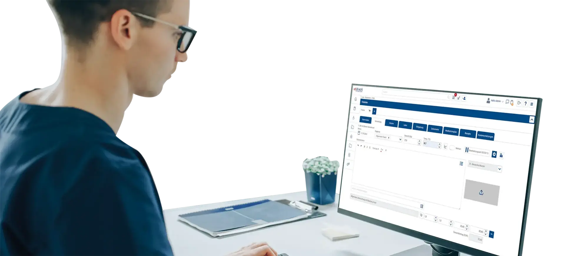 Person bedient auf Computer vetat.work Software